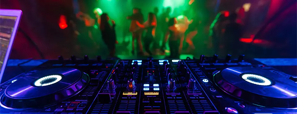 DJ al mixer durante un evento
